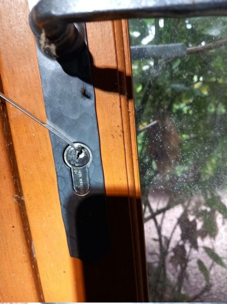 Ouverture fine d'une porte fenêtre.