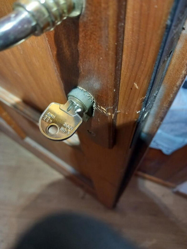 Porte intérieure ouverte à l'aide d'une clef de frappe.