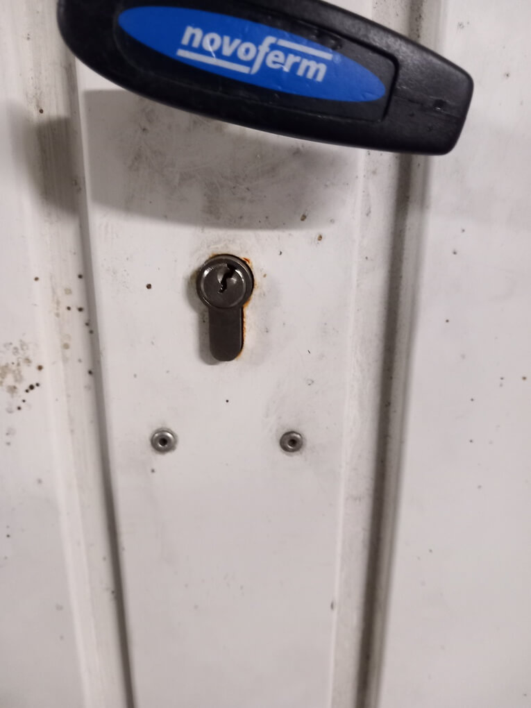 Cylindre de garage crocheté à l'aide d'un pickgun.