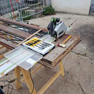 Petits travaux de menuiserie sur une porte ancienne