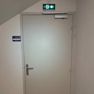 Remplacement d’un ferme porte sur une sortie de secours