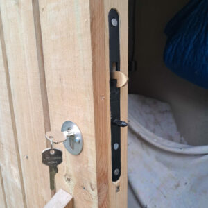 Installation d’une serrure sur la porte coulissante d'un cabanon