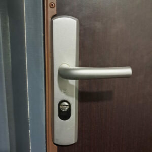 Pose d’une béquille blindée avec des cornières anti-pinces